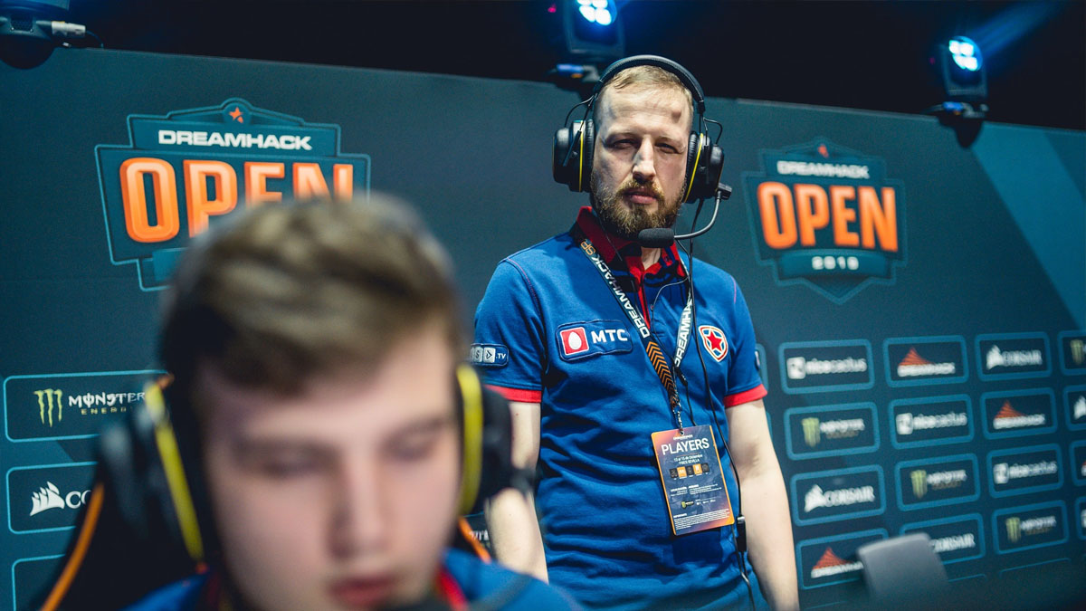 F_1N, standing behind his team Gambit Youngsters and coaching at a Dreamhack CSGO event.