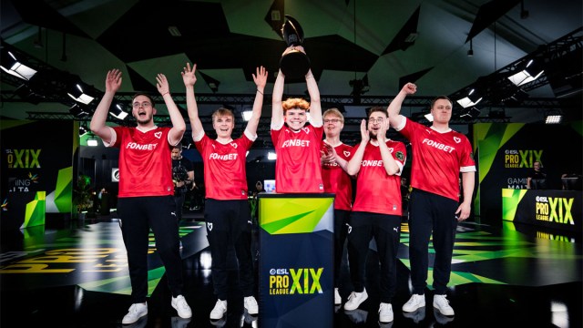 Siuhy lifts the ESL Pro League trophy with MOUZ in 2024.