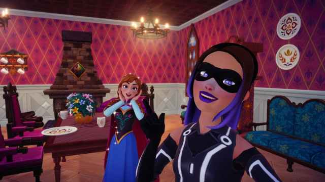 Pointing at Anna in Disney Dreamlight Valley.