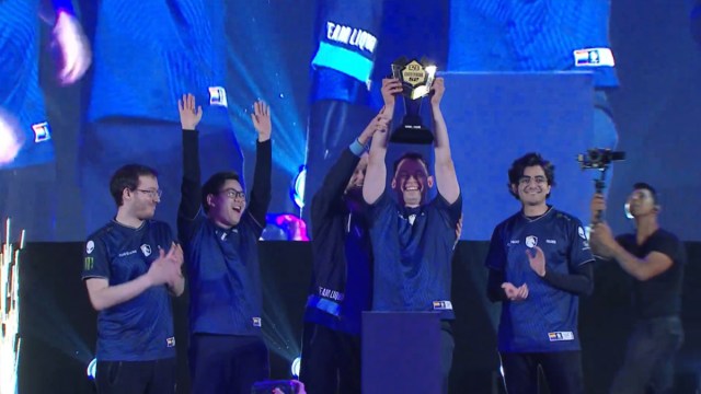 Team Liquid stand on stage in Peru lifting the Elite League Season 2 trophy.