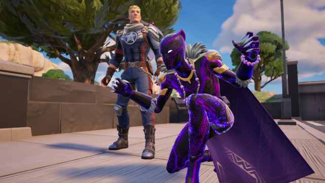 Shuri kneeling by Captain Jones in Fortnite.