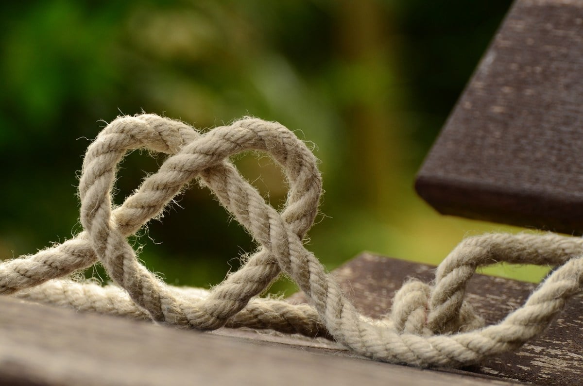 Rope strands in the shapoe of a heart outdoors