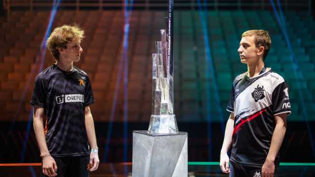 Picture showing a staredown between Caps and Nemesis during the LEC Summer Final 2019 in Athens.