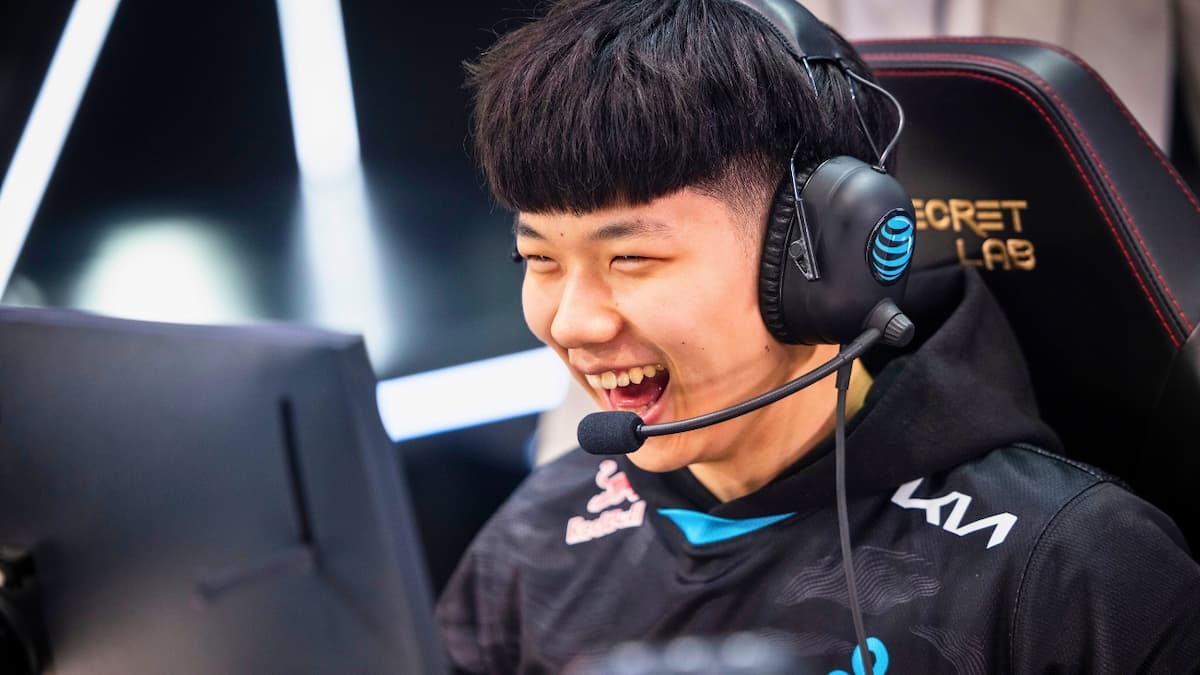 Jojopyun smiling and staring at his computer screen during the LCS Summer Split