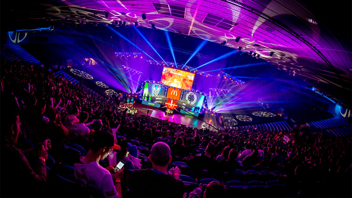 A crowd cheers at DreamHack Melbourne for the LCO finals featuring Mindfreak and ORDER.