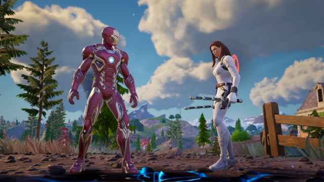 Black Widow standing with Iron Man in Fortnite.