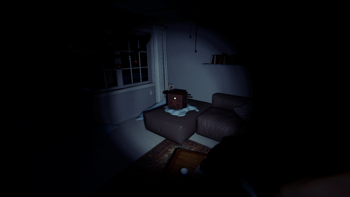 a krampus box on the couch in the living room in phasmophobia.