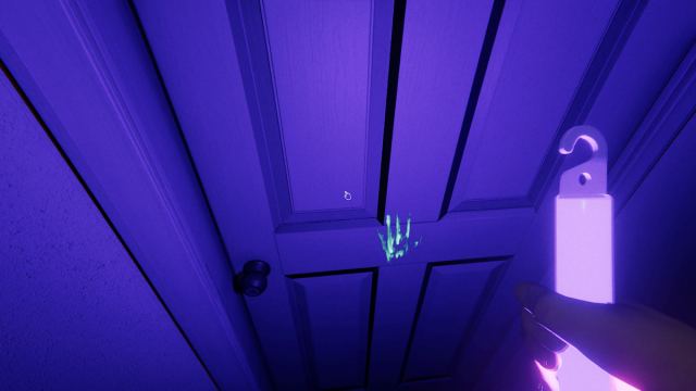 A green ultraviolet handprint on a door illuminated by a purple light in Phasmophobia.